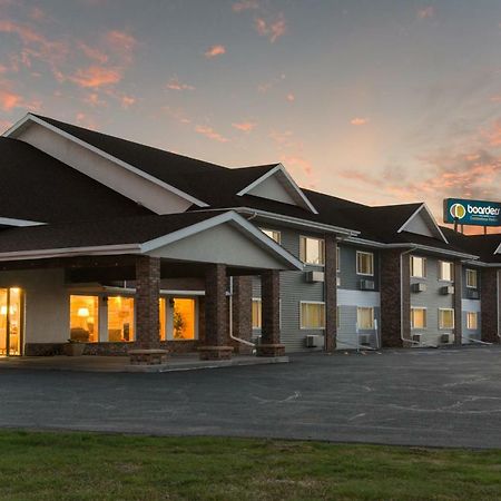 Boarders Inn & Suites By Cobblestone Hotels Superior Bagian luar foto