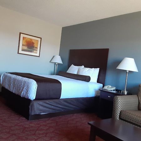 Boarders Inn & Suites By Cobblestone Hotels Superior Bagian luar foto