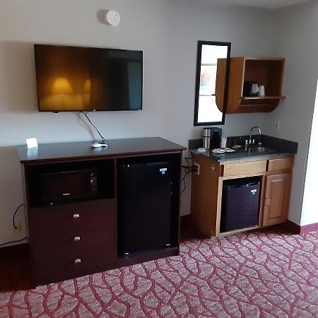 Boarders Inn & Suites By Cobblestone Hotels Superior Bagian luar foto
