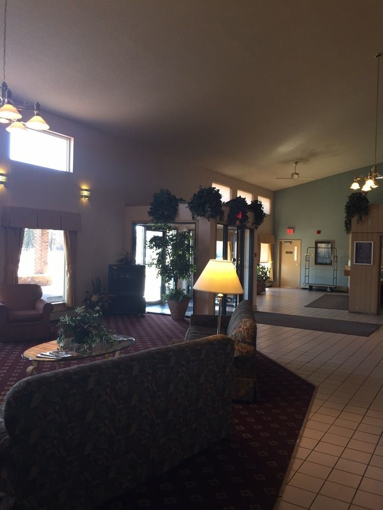 Boarders Inn & Suites By Cobblestone Hotels Superior Bagian luar foto