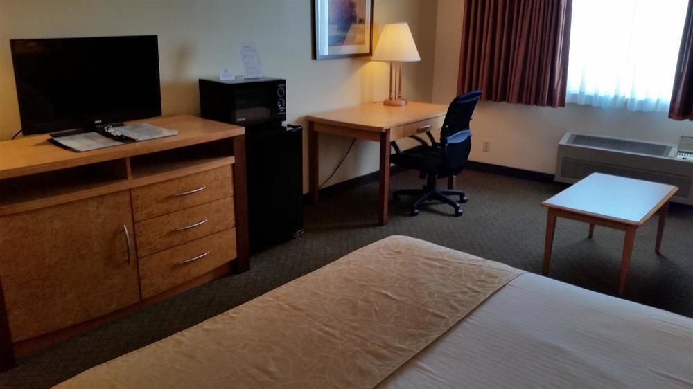 Boarders Inn & Suites By Cobblestone Hotels Superior Bagian luar foto