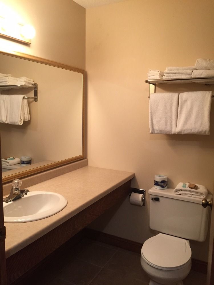 Boarders Inn & Suites By Cobblestone Hotels Superior Bagian luar foto