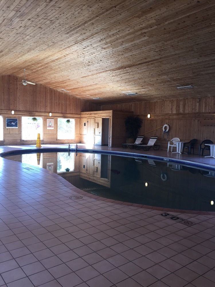 Boarders Inn & Suites By Cobblestone Hotels Superior Bagian luar foto
