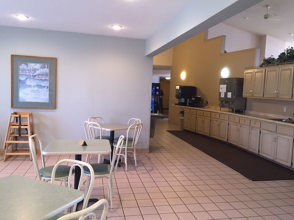 Boarders Inn & Suites By Cobblestone Hotels Superior Bagian luar foto