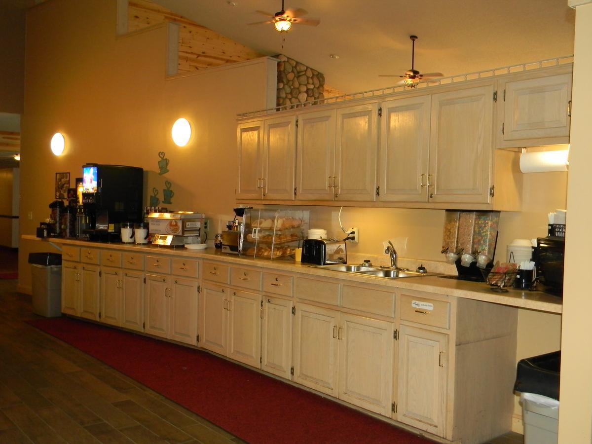 Boarders Inn & Suites By Cobblestone Hotels Superior Bagian luar foto