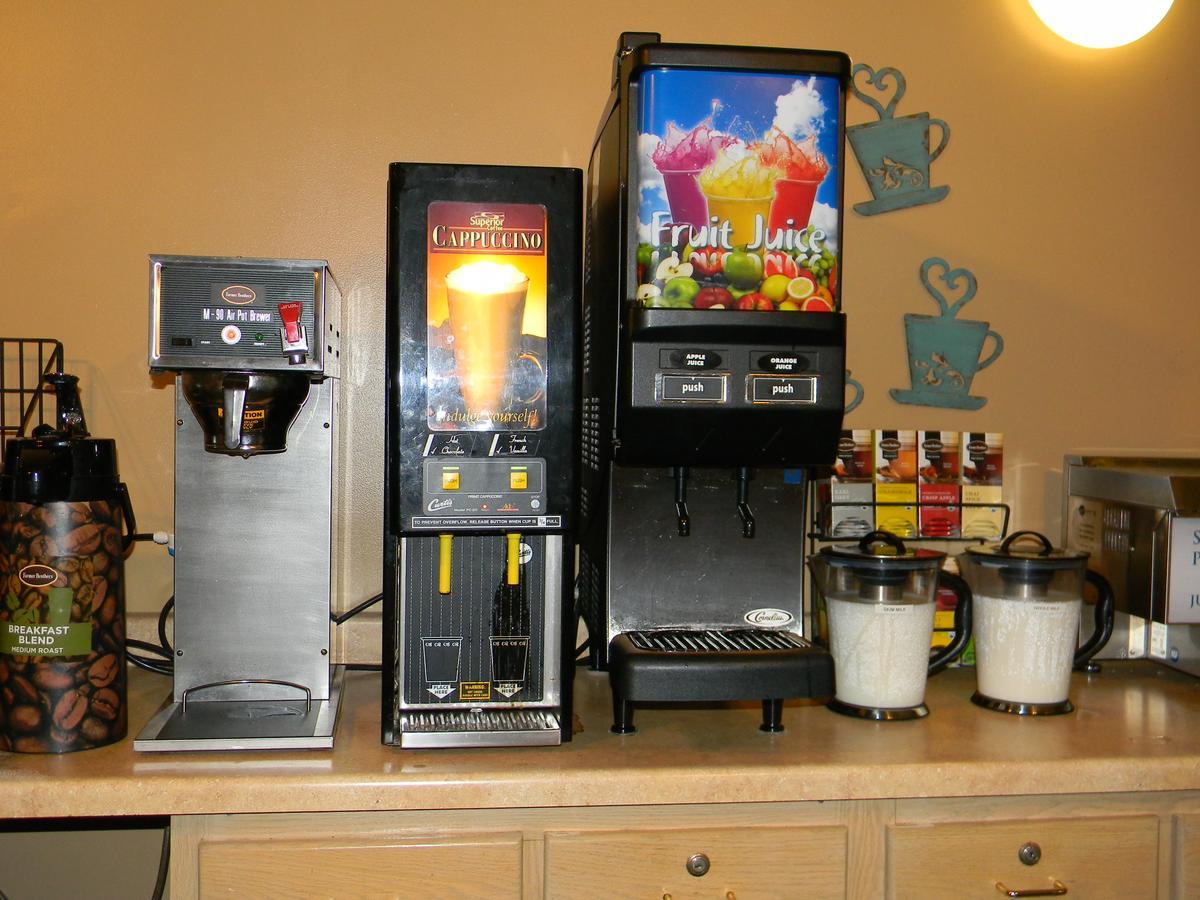 Boarders Inn & Suites By Cobblestone Hotels Superior Bagian luar foto