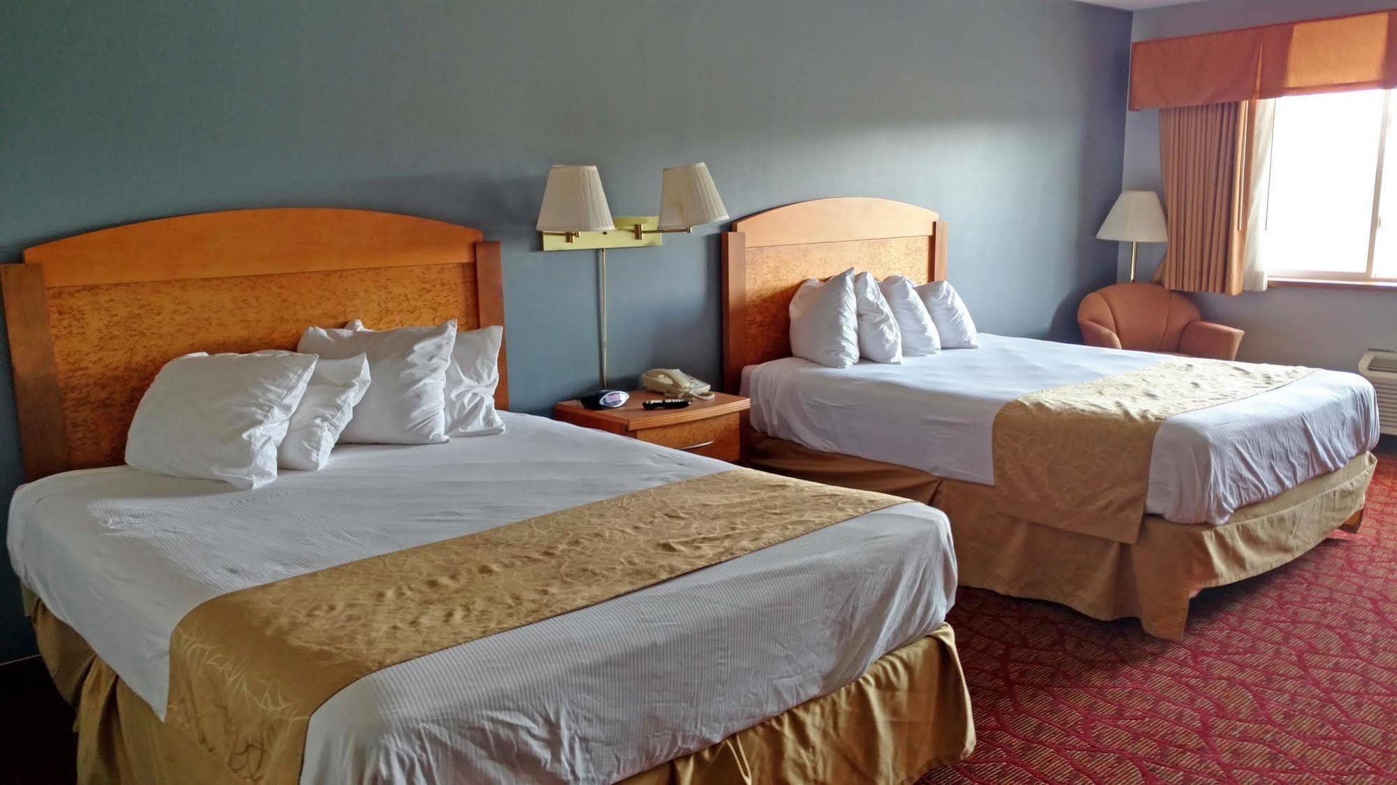 Boarders Inn & Suites By Cobblestone Hotels Superior Bagian luar foto