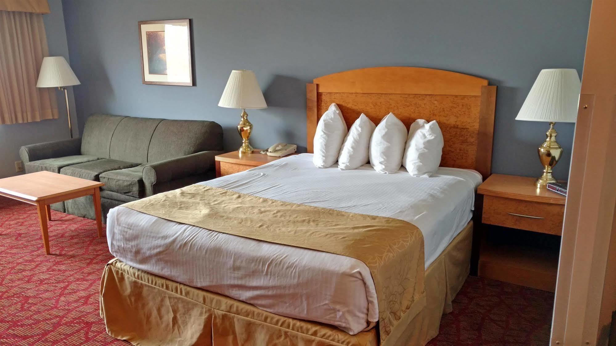 Boarders Inn & Suites By Cobblestone Hotels Superior Bagian luar foto