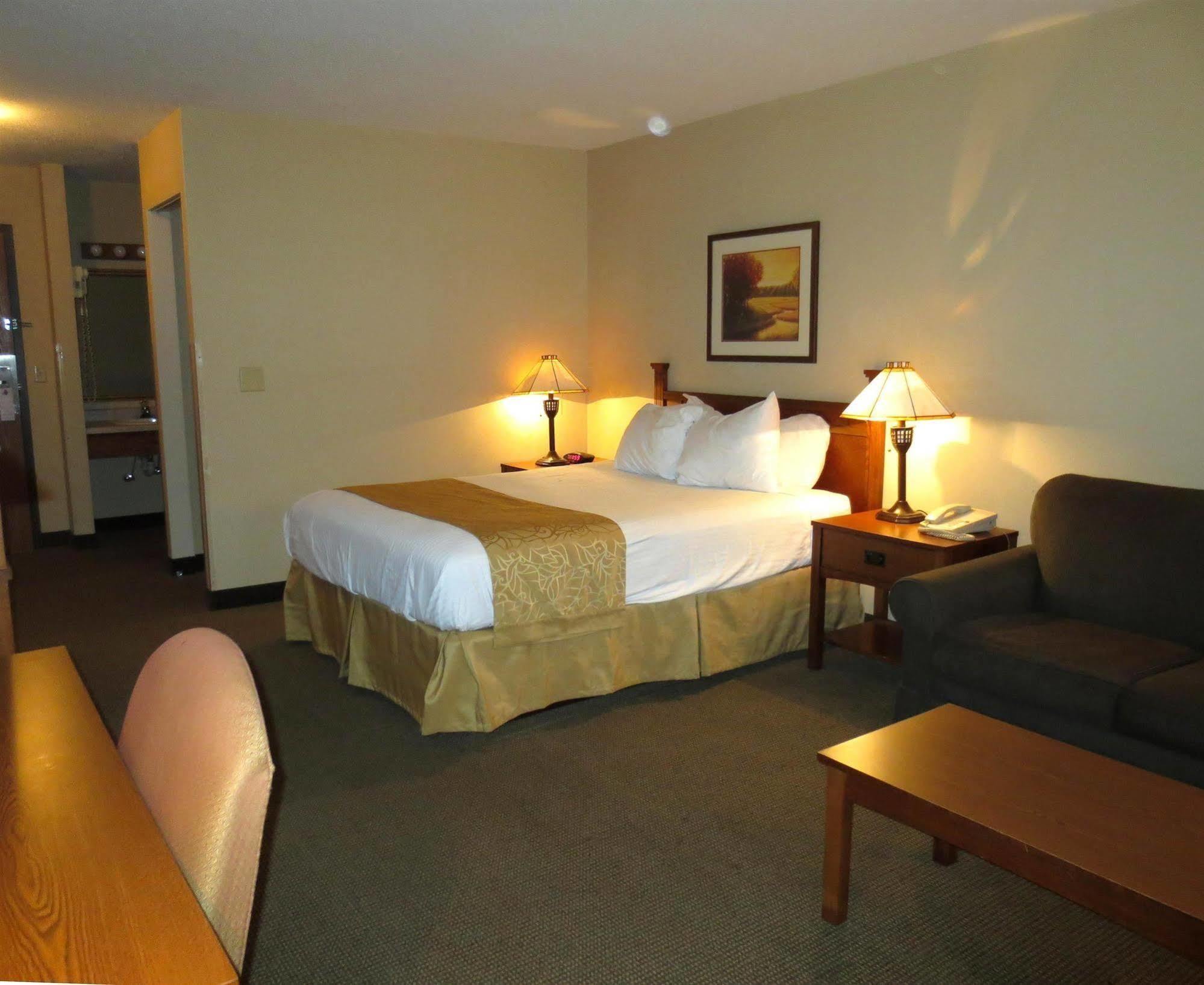Boarders Inn & Suites By Cobblestone Hotels Superior Bagian luar foto