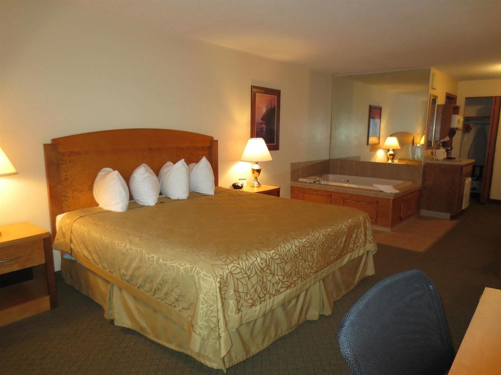 Boarders Inn & Suites By Cobblestone Hotels Superior Bagian luar foto