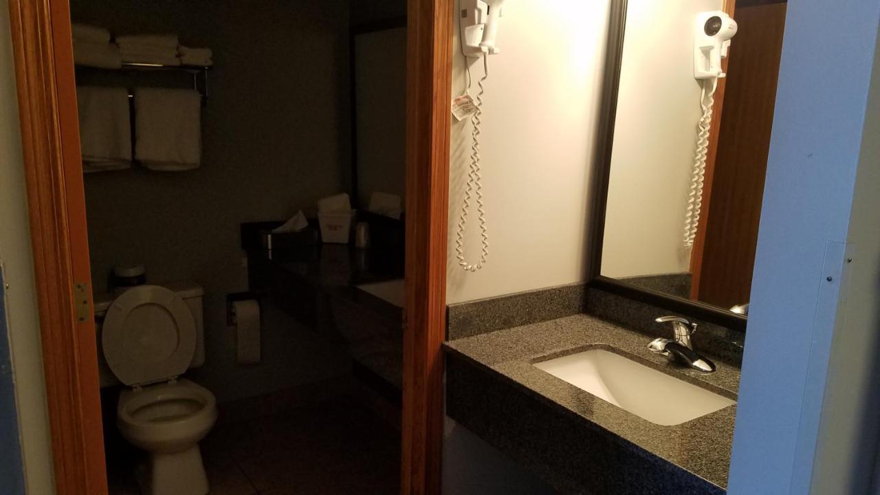 Boarders Inn & Suites By Cobblestone Hotels Superior Bagian luar foto