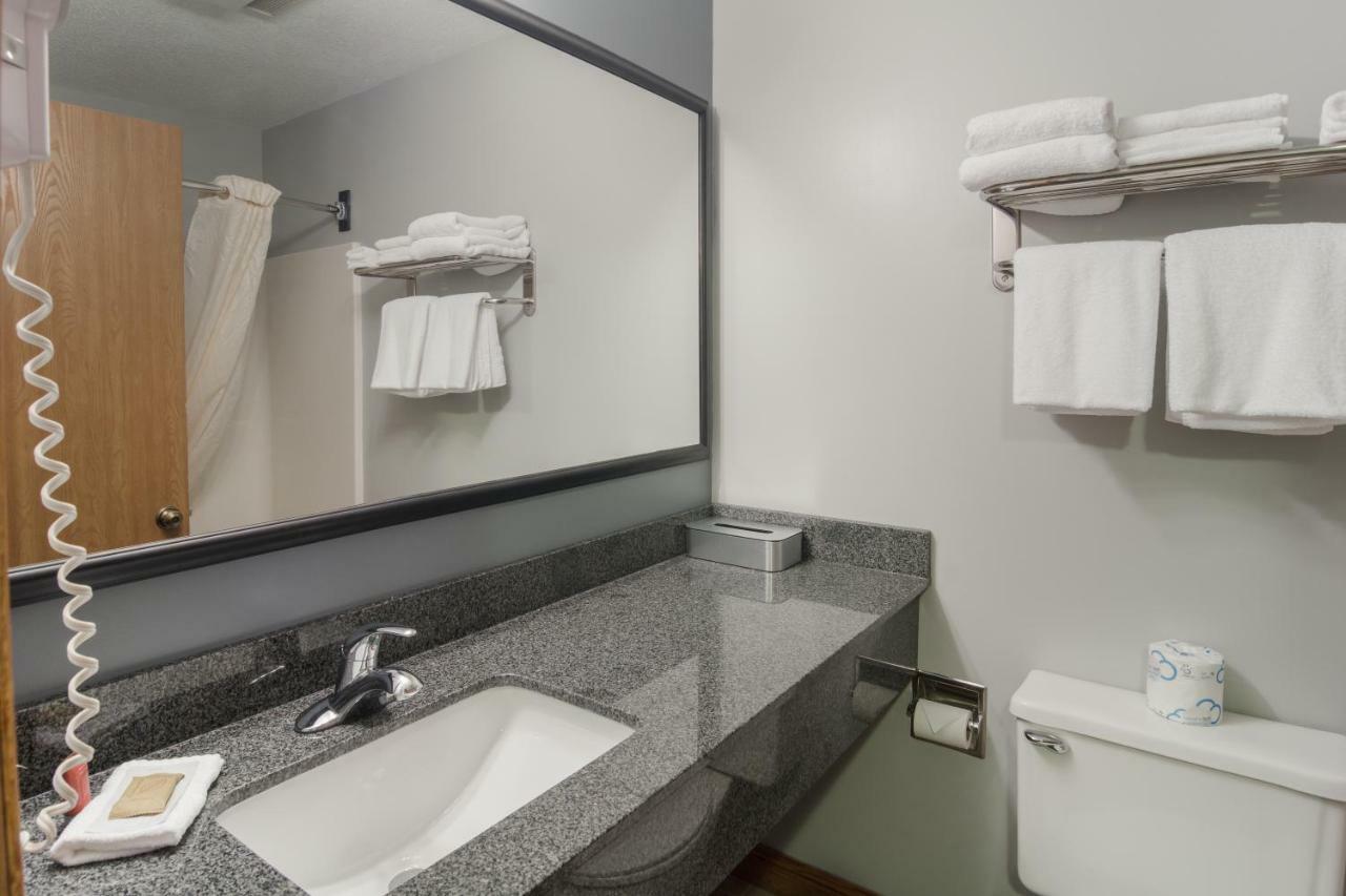 Boarders Inn & Suites By Cobblestone Hotels Superior Bagian luar foto