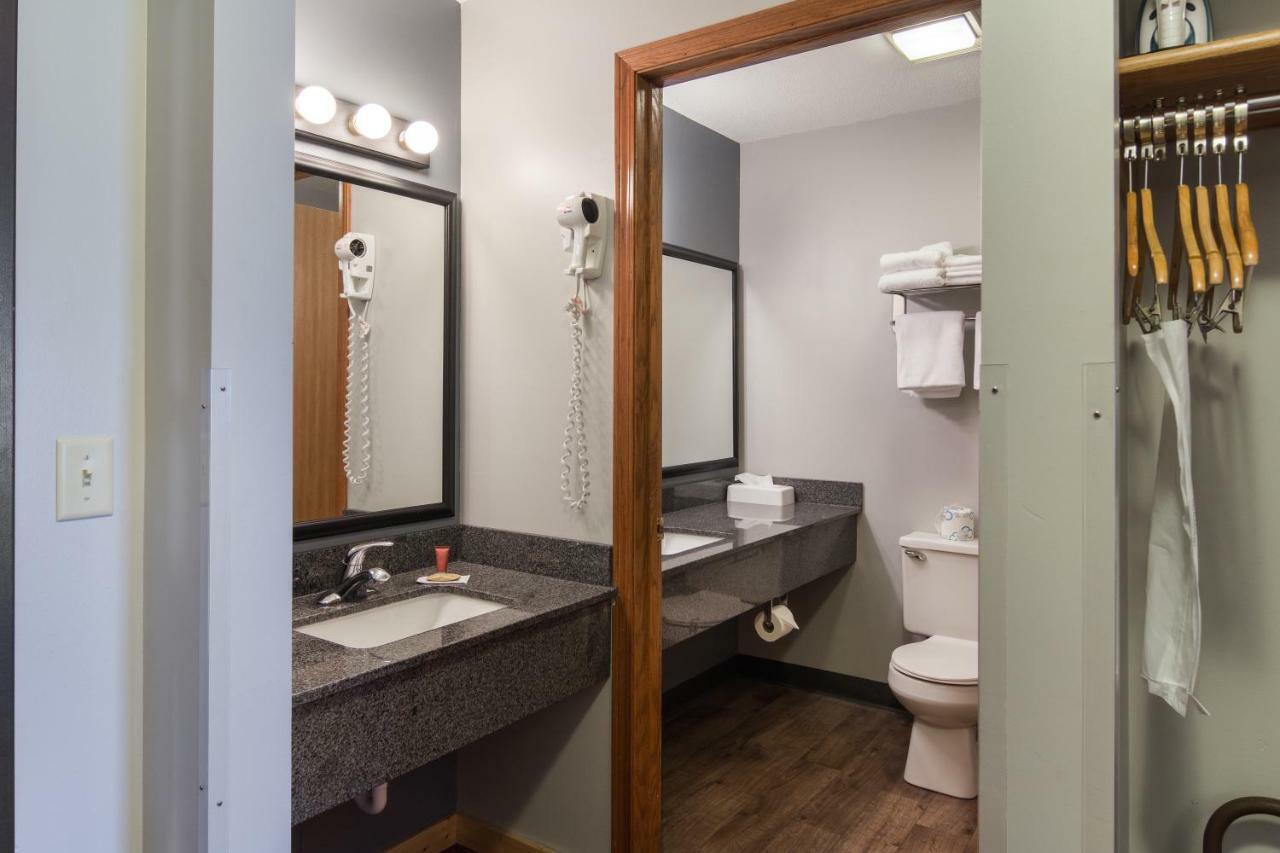 Boarders Inn & Suites By Cobblestone Hotels Superior Bagian luar foto