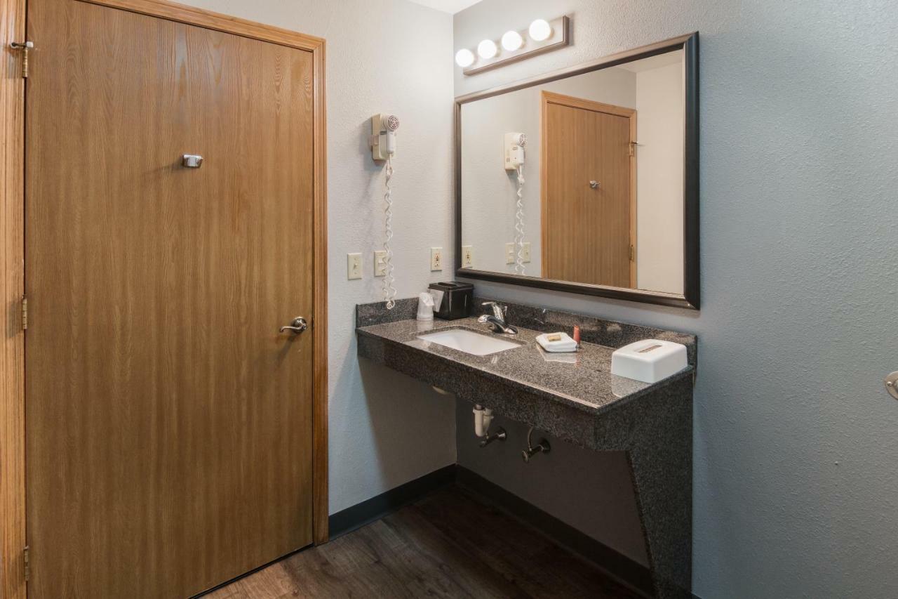 Boarders Inn & Suites By Cobblestone Hotels Superior Bagian luar foto