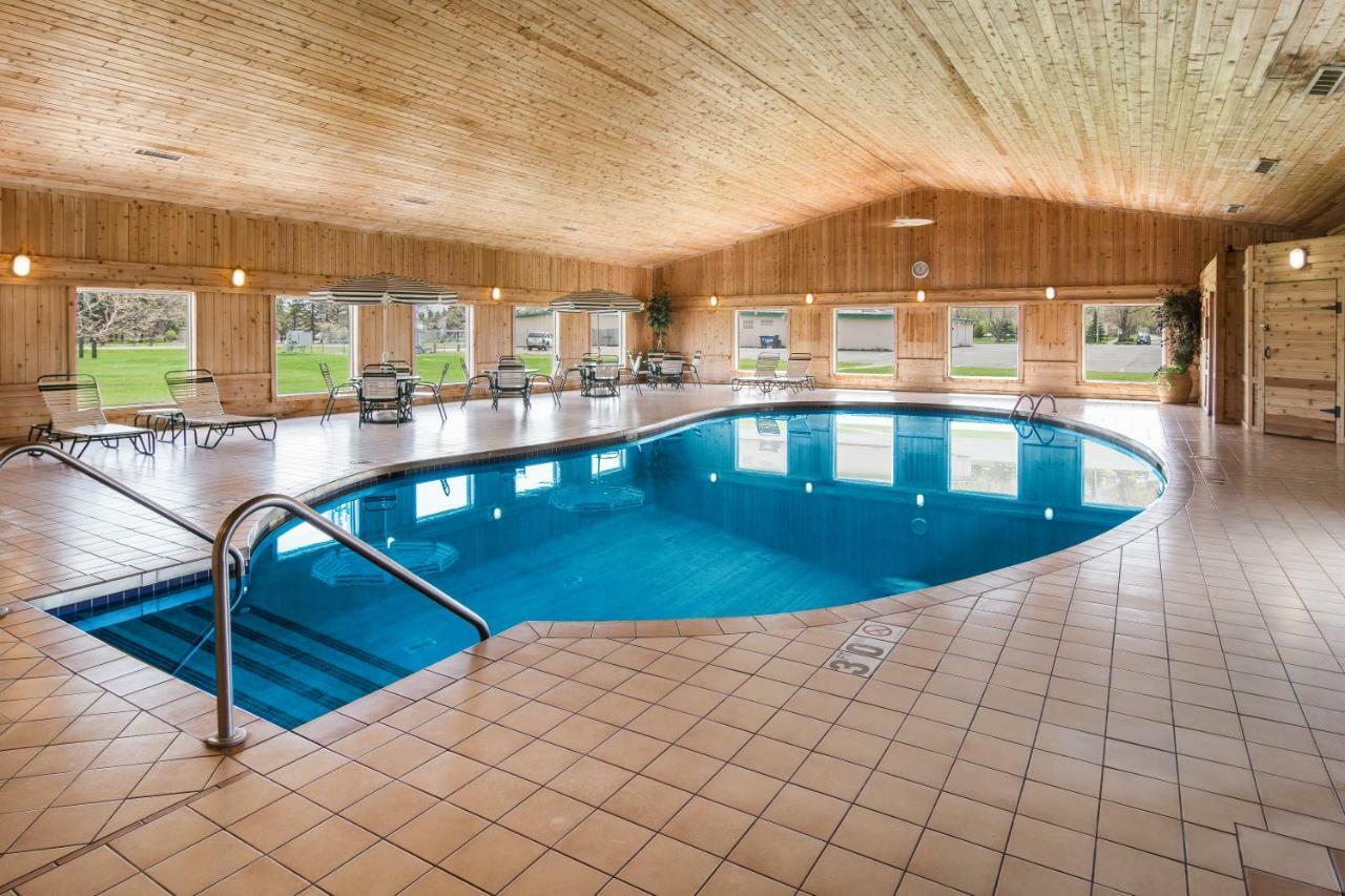 Boarders Inn & Suites By Cobblestone Hotels Superior Bagian luar foto