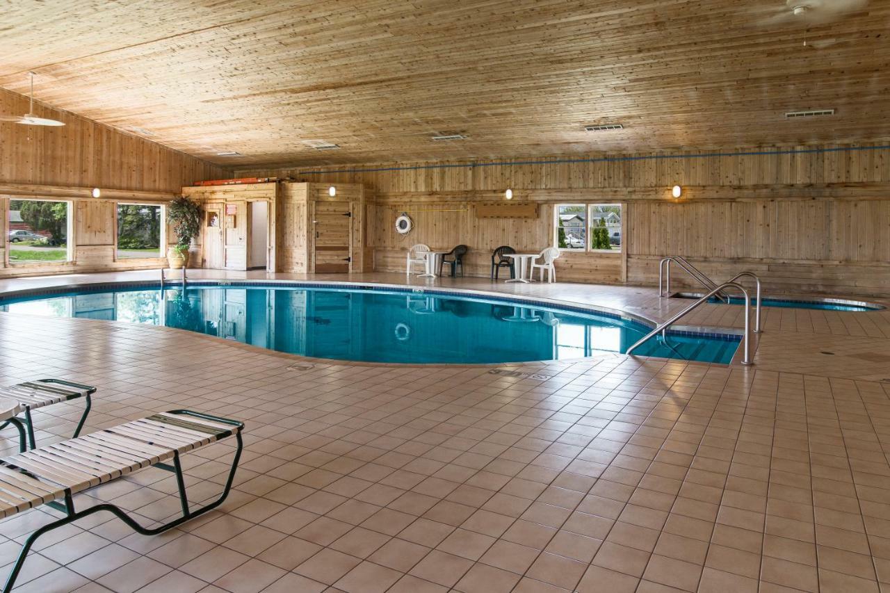Boarders Inn & Suites By Cobblestone Hotels Superior Bagian luar foto