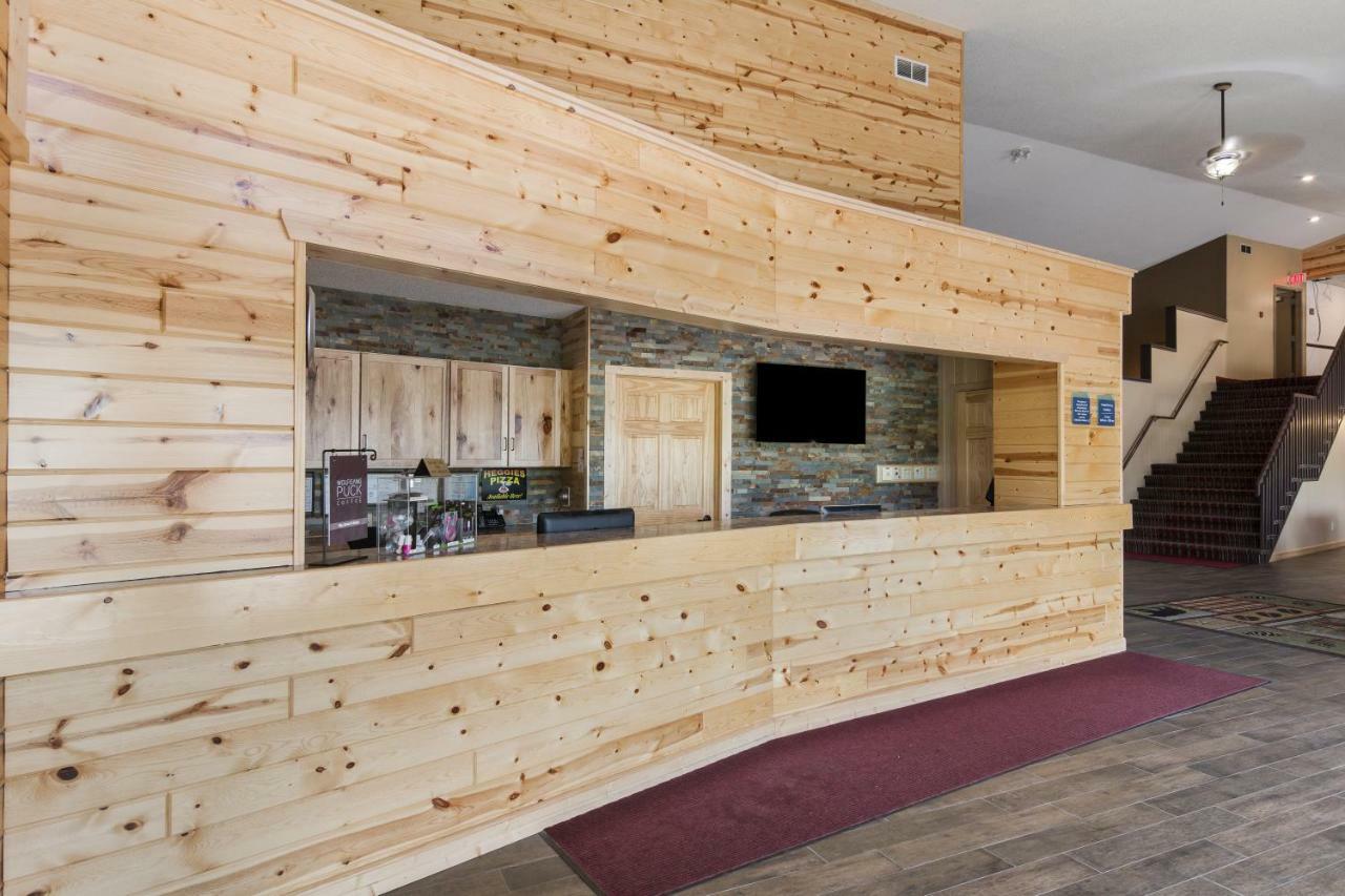 Boarders Inn & Suites By Cobblestone Hotels Superior Bagian luar foto