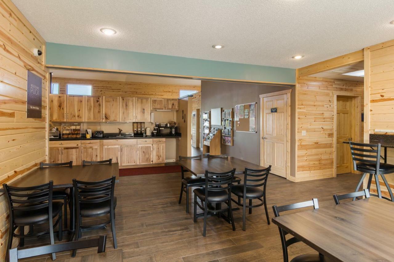 Boarders Inn & Suites By Cobblestone Hotels Superior Bagian luar foto
