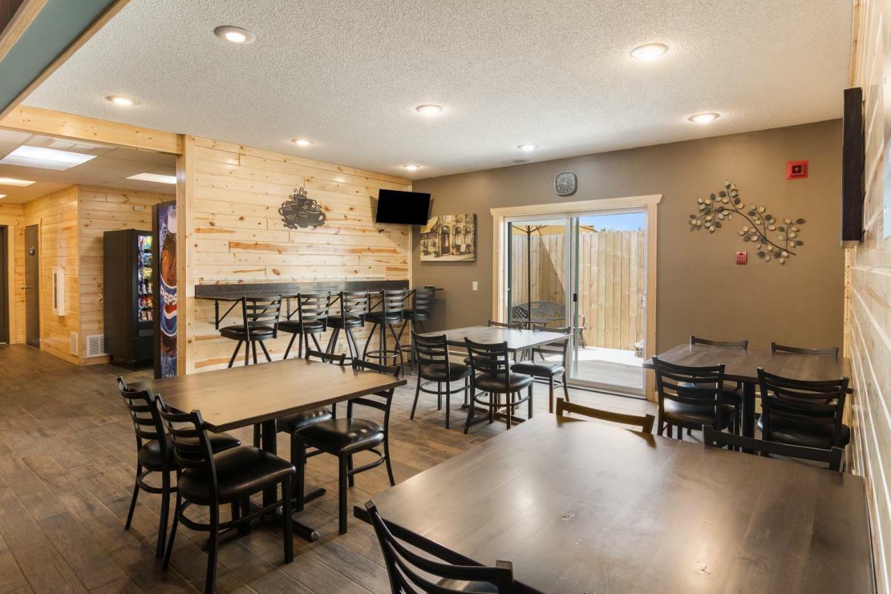 Boarders Inn & Suites By Cobblestone Hotels Superior Bagian luar foto