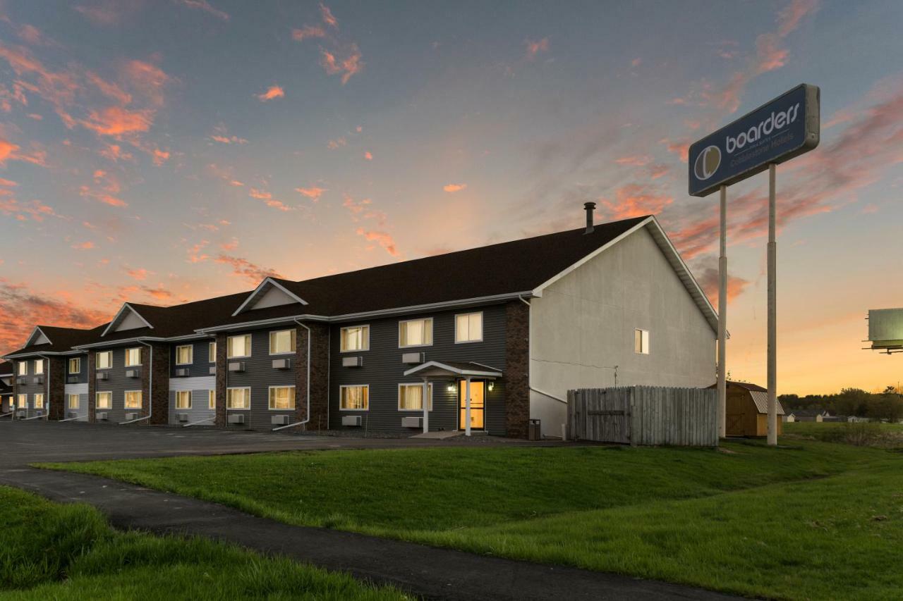 Boarders Inn & Suites By Cobblestone Hotels Superior Bagian luar foto