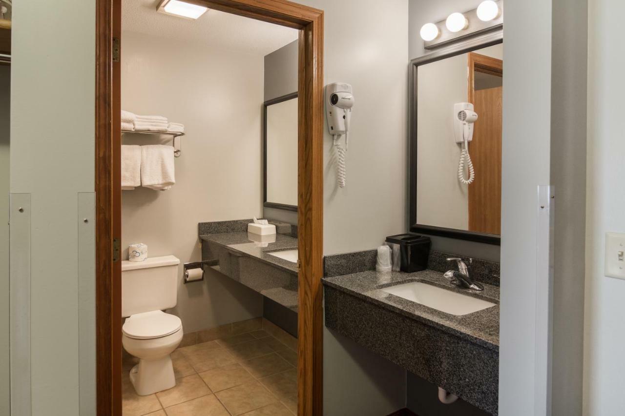 Boarders Inn & Suites By Cobblestone Hotels Superior Bagian luar foto