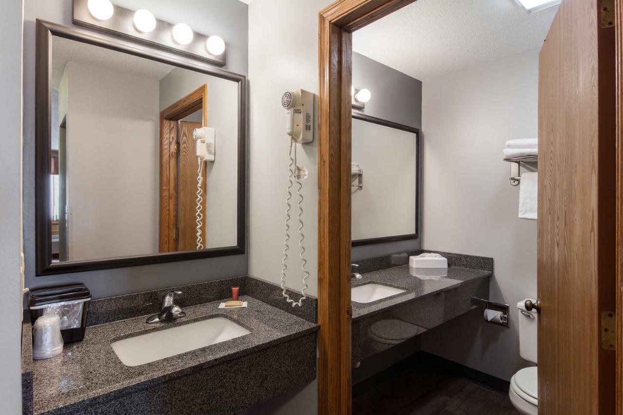 Boarders Inn & Suites By Cobblestone Hotels Superior Bagian luar foto