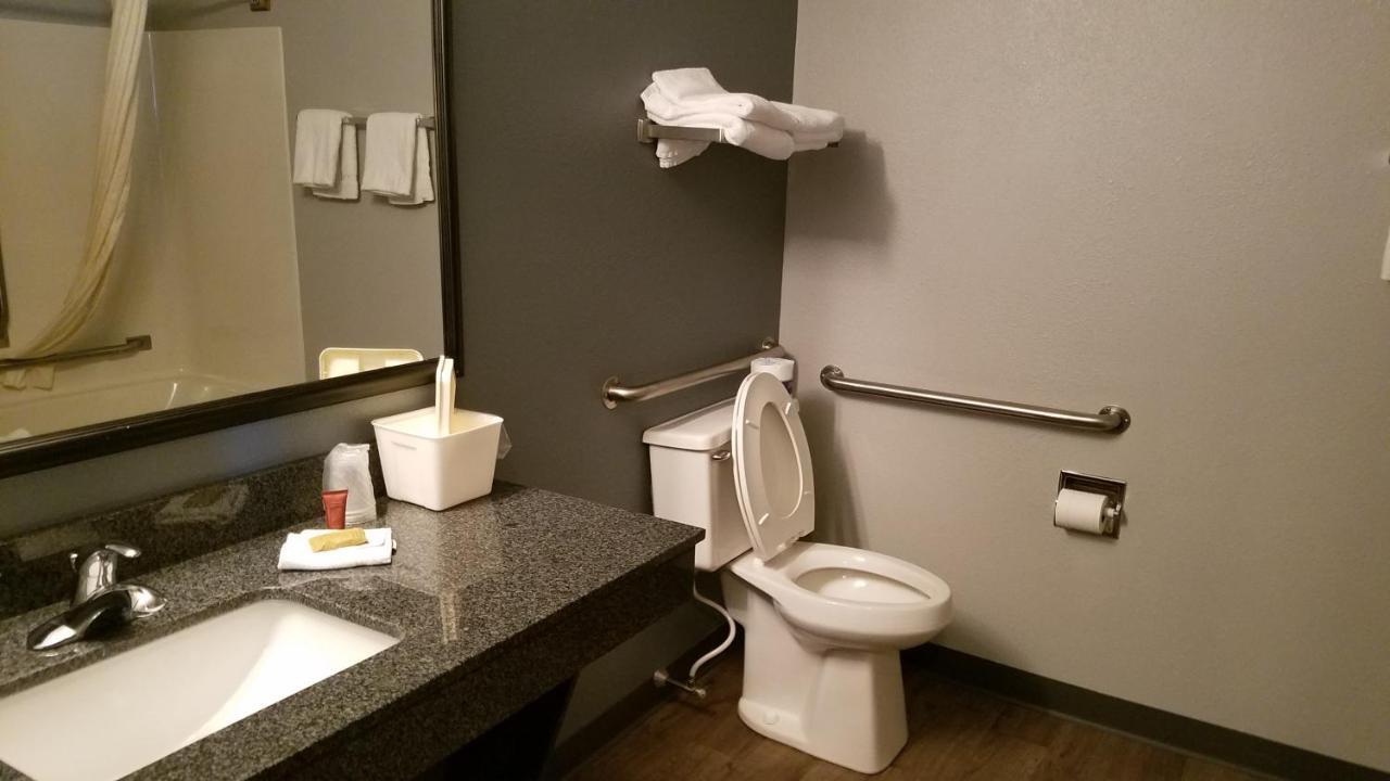 Boarders Inn & Suites By Cobblestone Hotels Superior Bagian luar foto