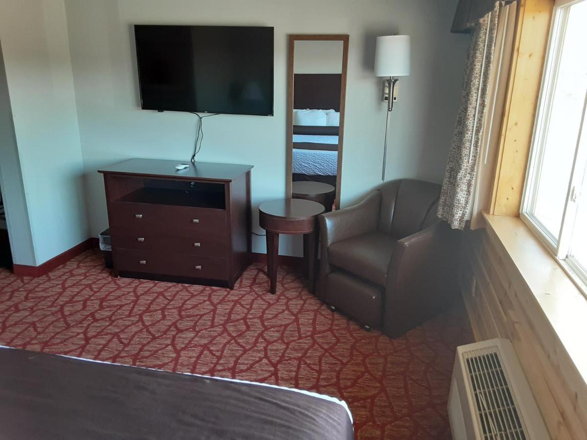 Boarders Inn & Suites By Cobblestone Hotels Superior Bagian luar foto
