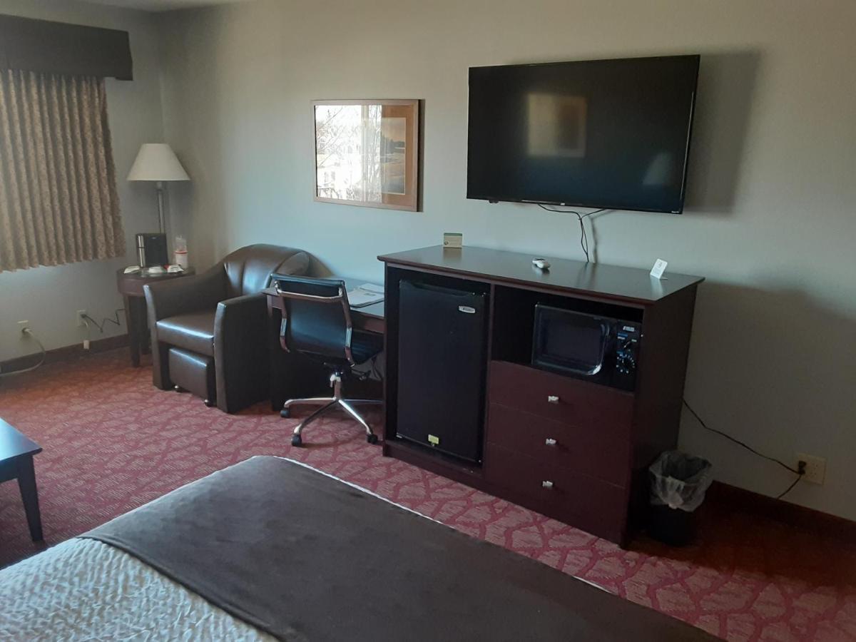 Boarders Inn & Suites By Cobblestone Hotels Superior Bagian luar foto