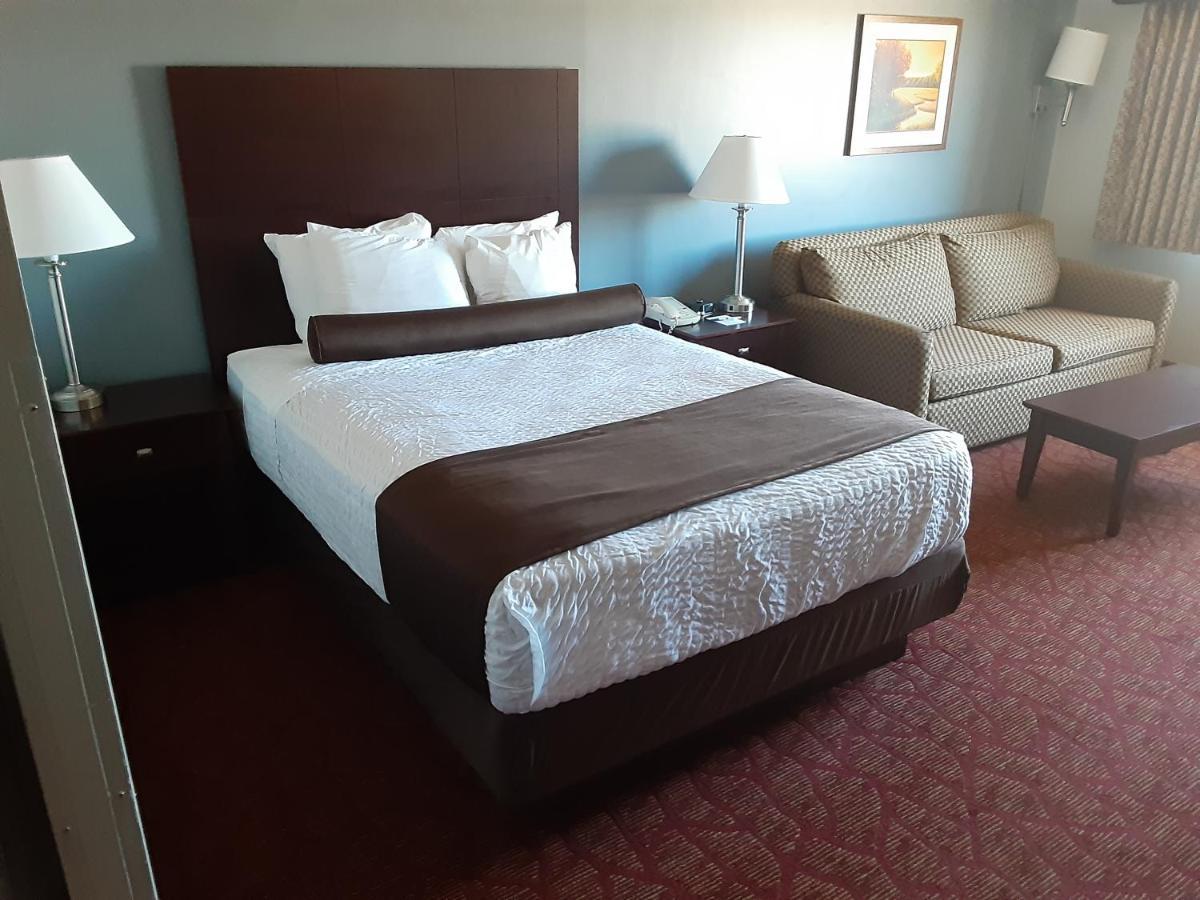 Boarders Inn & Suites By Cobblestone Hotels Superior Bagian luar foto