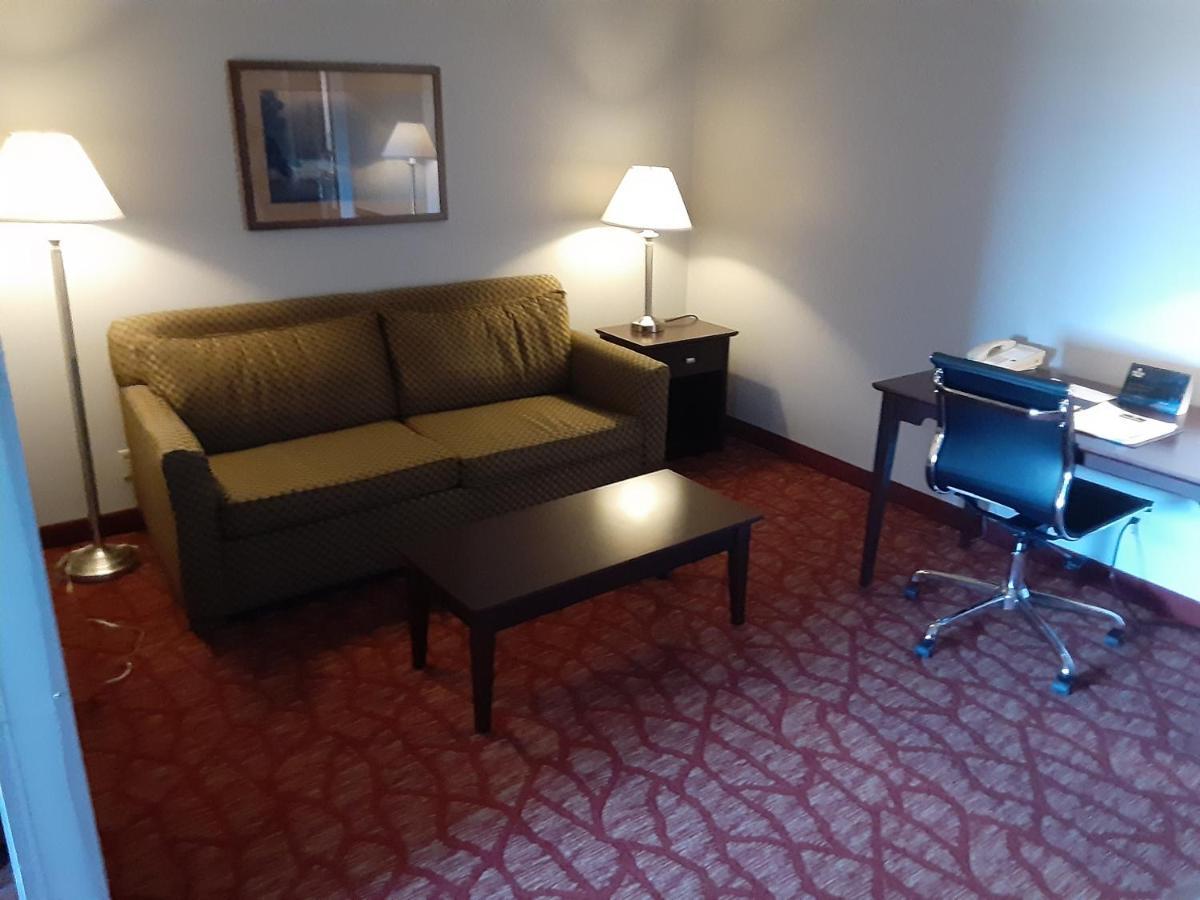 Boarders Inn & Suites By Cobblestone Hotels Superior Bagian luar foto