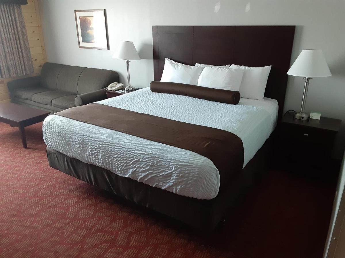 Boarders Inn & Suites By Cobblestone Hotels Superior Bagian luar foto