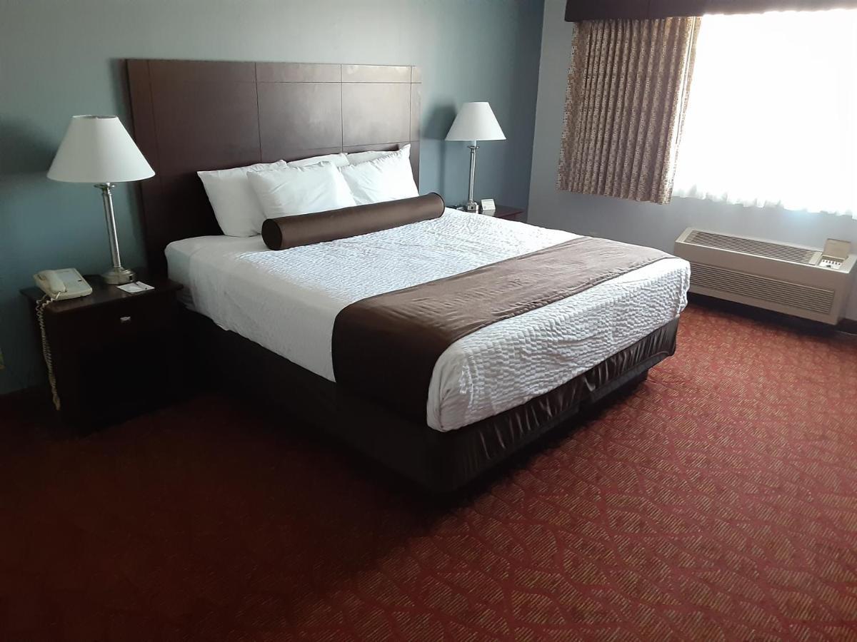 Boarders Inn & Suites By Cobblestone Hotels Superior Bagian luar foto