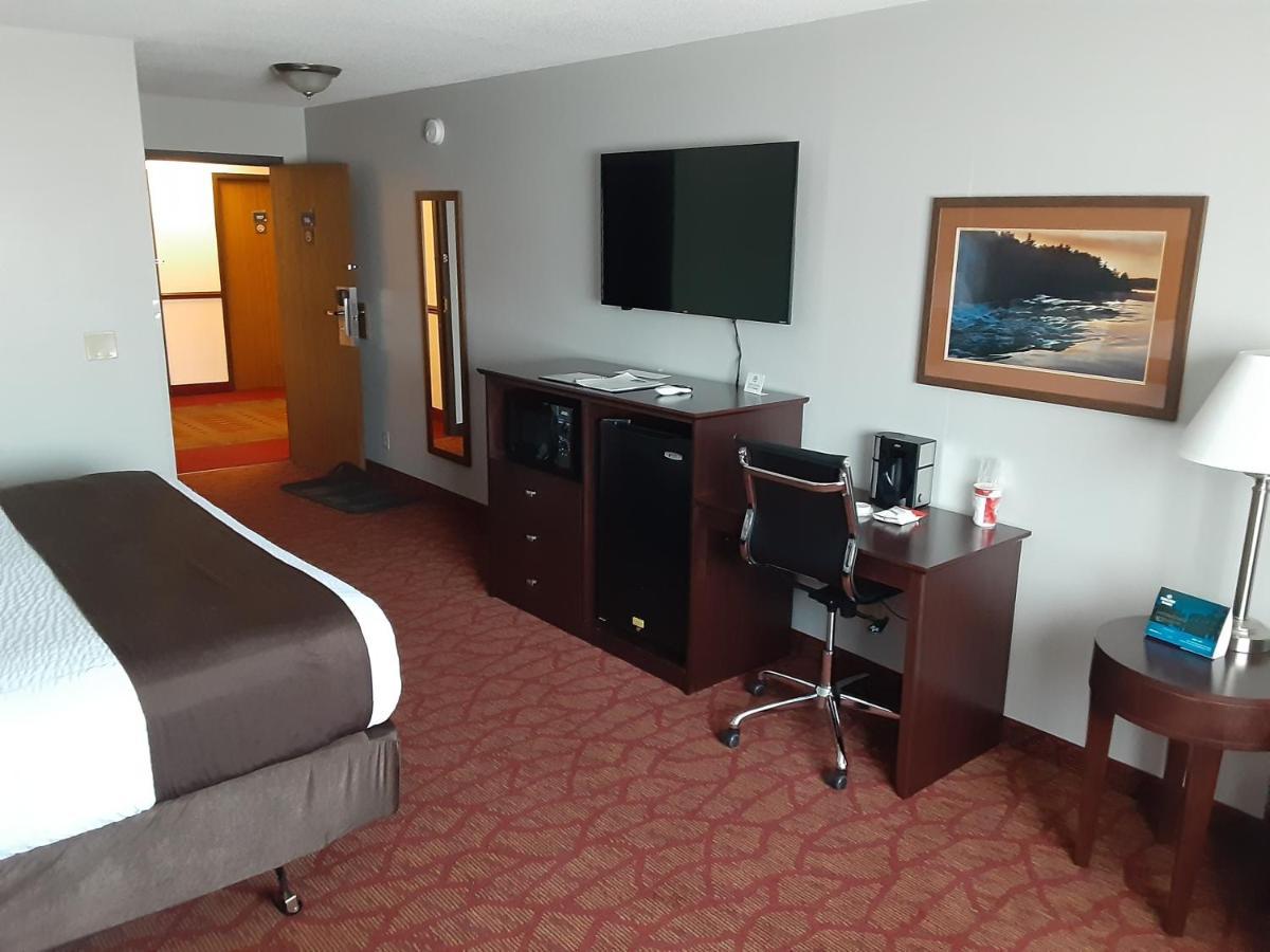 Boarders Inn & Suites By Cobblestone Hotels Superior Bagian luar foto