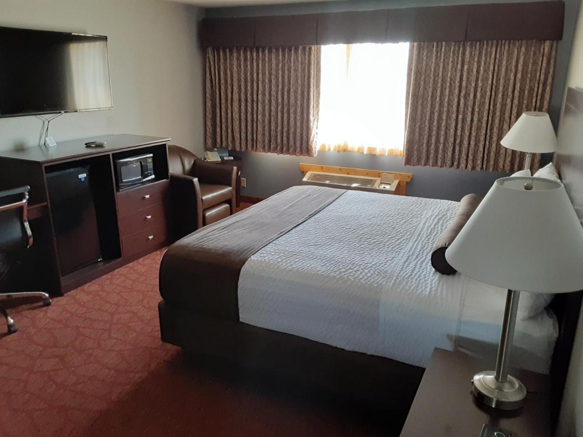 Boarders Inn & Suites By Cobblestone Hotels Superior Bagian luar foto